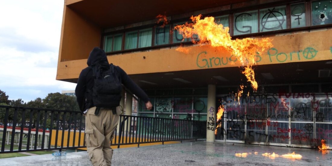 Pintas, rectoría, vandalizan, encapuchados