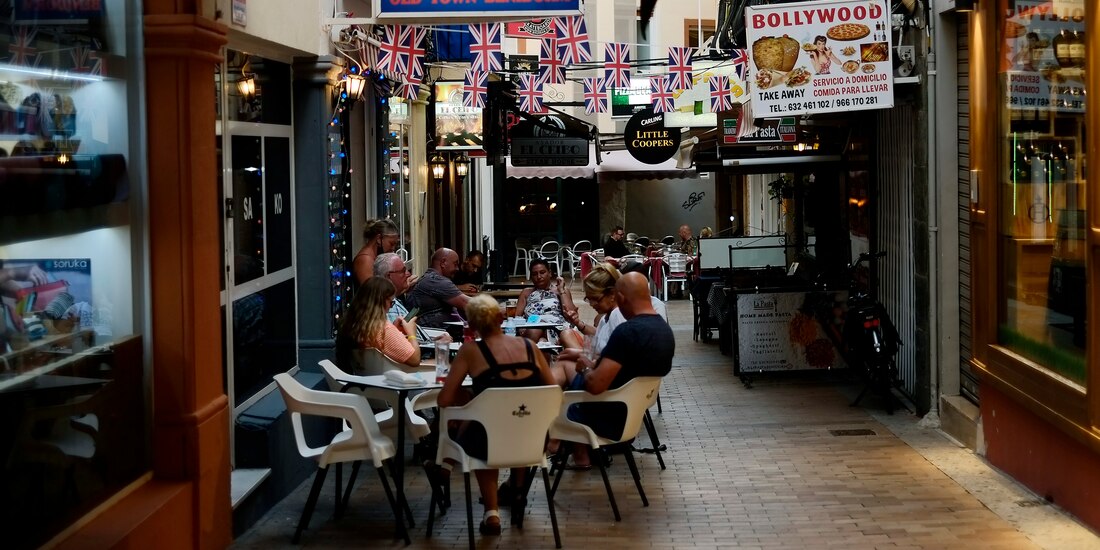 El turista descansa fuera de un bar, en Benidorm, sureste de España, el 27 de julio de 2020.