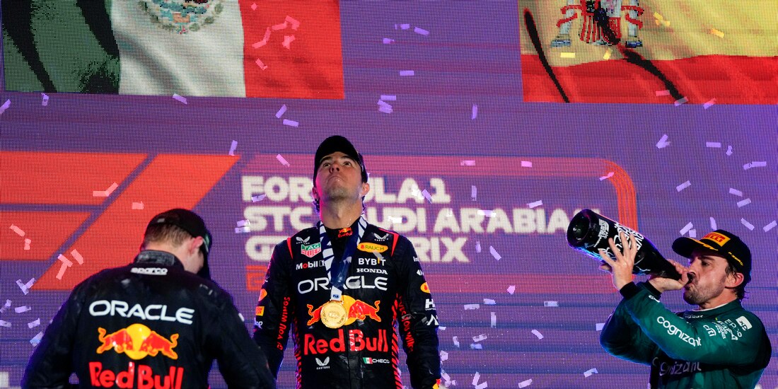 Checo Pérez en el podio del Gran Premio de Arabia Saudita de F1.