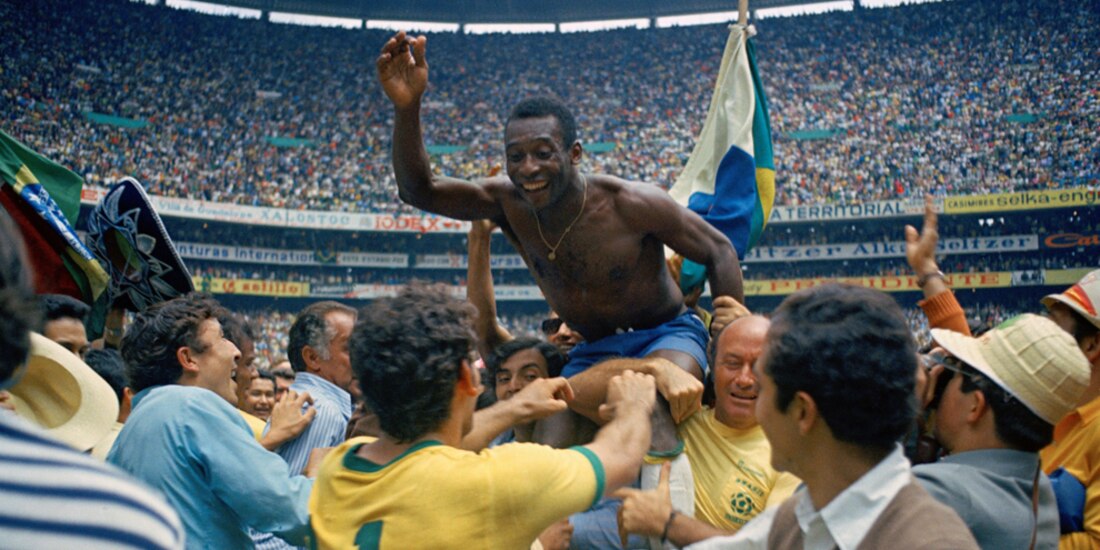 Pelé durante los festejos de la coronación de Brasil en el Mundial de México 1970, en el Estadio Azteca.