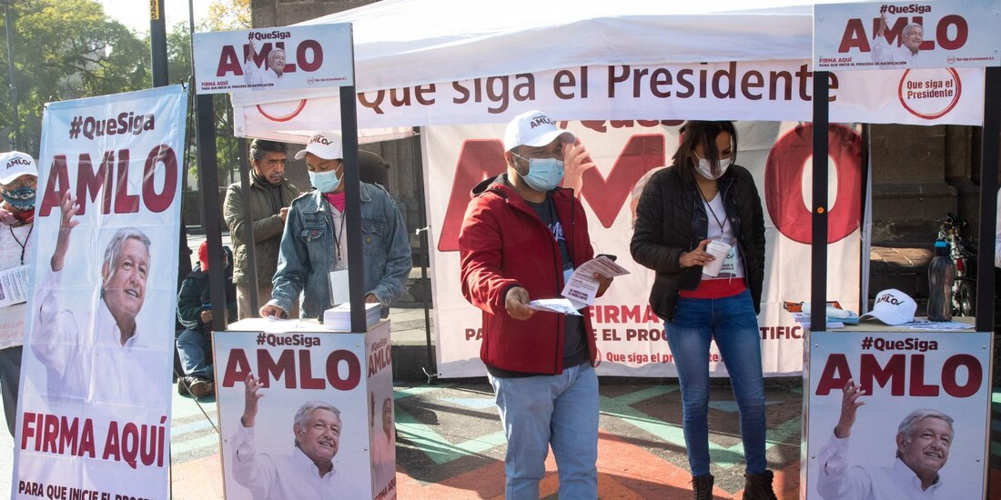 El INE dio de baja este jueves a 10 promoventes y auxiliares que presentaron 71 mil 755 firmas simuladas.
