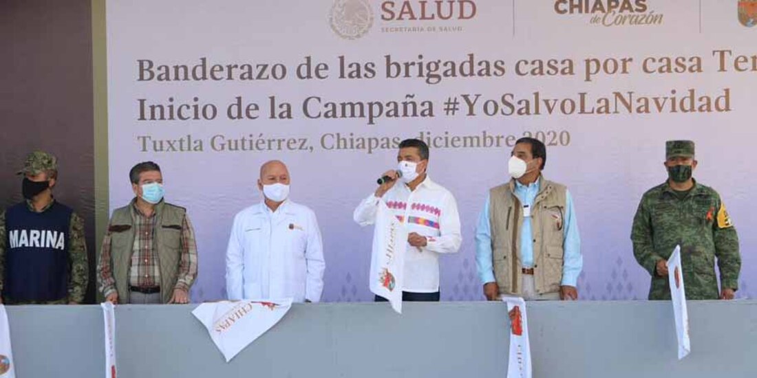 El gobernador (con micrófono) pone en marcha el plan para detectar casos de COVID-19 casa por casa.