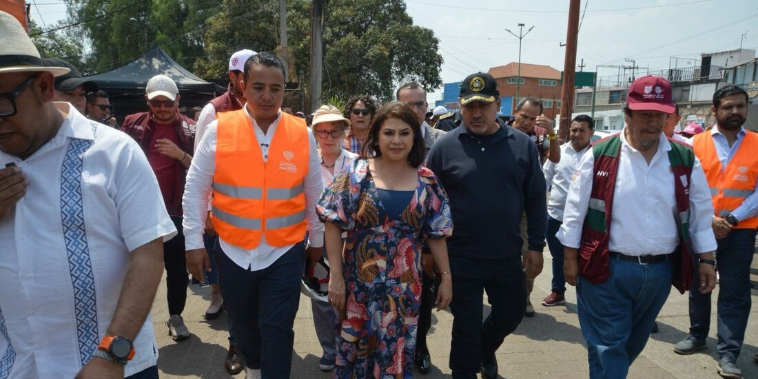 Clara Brugada y Janecarlo Lozano, en un recorrido, el sábado.