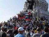 Disidentes se concentran frente al monumento a Máximo Gómez en La Habana, ayer.