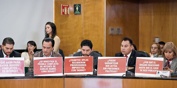 Diputados sacaron carteles, ayer, en la reunión de comisiones.