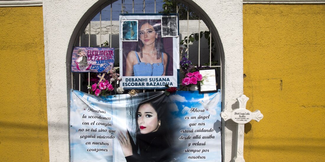 Los padres de Debanhi colocaron una cruz en honor a su hija en las afueras del motel Nueva Castilla donde fue encontrada sin vida el pasado 21 de abril.