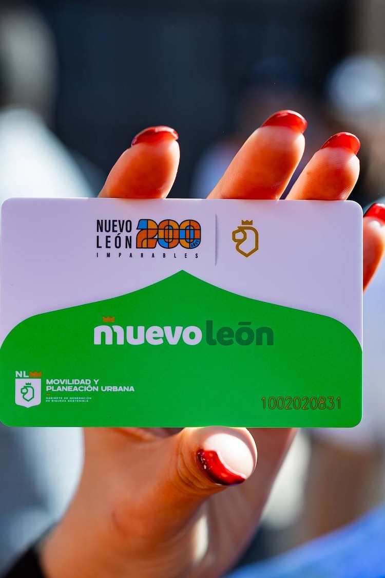 Gobierno de Samuel García entrega tarjetas para viajes gratuitos en el transporte público.