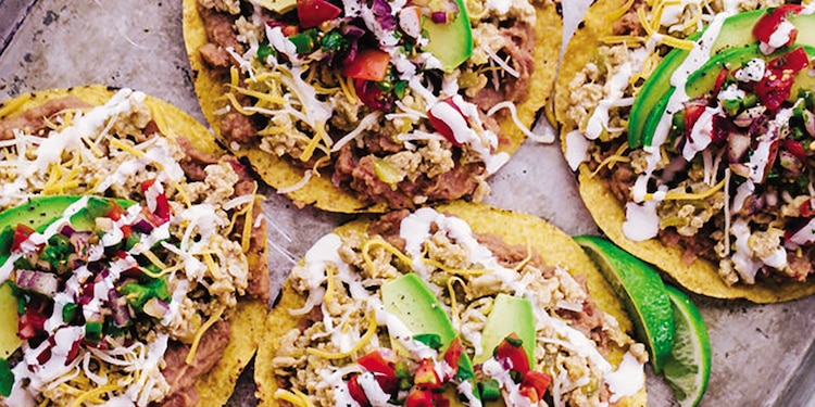 TOSTADAS:
De tinga o de pata, no pueden faltar en una noche mexicana. Acompañadas de salsa verde o roja, son ideales para cualquier reunión.