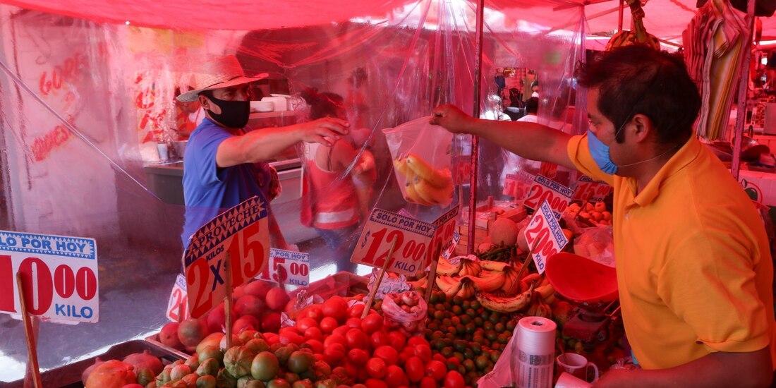 Comerciantes de un tianguis en la alcaldía Iztapalapa