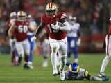 Una acción del duelo entre Los Ángeles Rams vs San Francisco 49ers