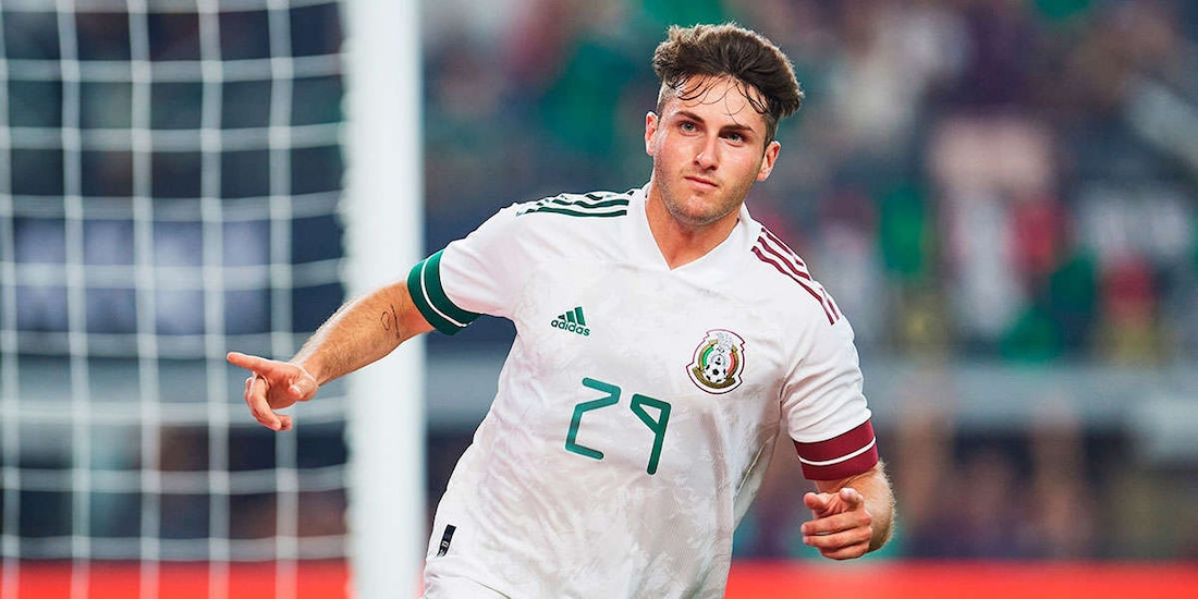 Santiago Giménez festeja un con con el Tricolor en un amistoso previo a Qatar 2022.