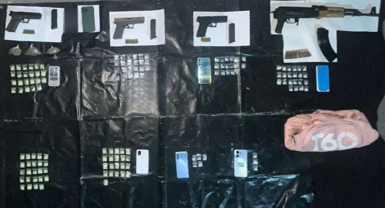 A los detenidos les fueron aseguradas drogas y armas.