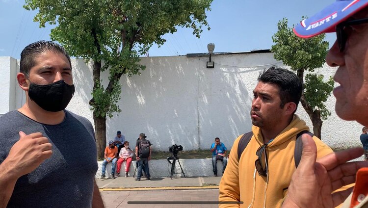 José Luis (izq.), hijo de la víctima.