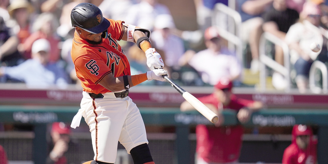 Luis Matos conecta un doble ante los Rojos de Cincinnati el 6 de marzo.