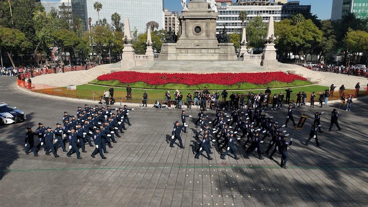 Elementos de la Secretaría de Seguridad Ciudadana desfilan sobre Paseo de la Reforma ante autoridades locales.