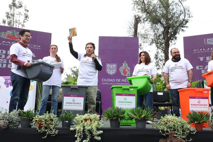 Clara Brugada presenta la campaña de gestión de residuos y destaca la necesidad de cambiar los hábitos ciudadanos.