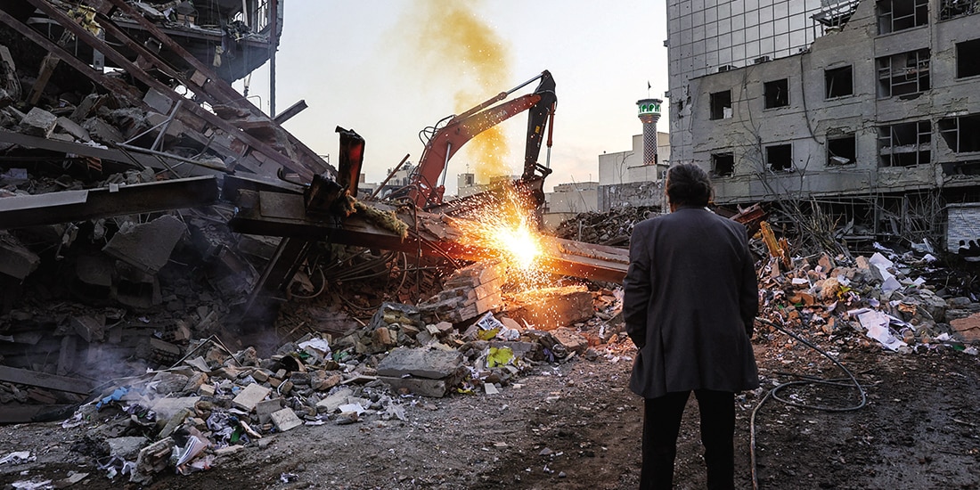 Un ataque israelí y estadounidense en una estación de policía, ayer.