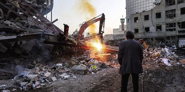 Un ataque israelí y estadounidense en una estación de policía, ayer.