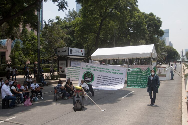 Bloqueo en Reforma por parte de pensionados y jubilados del IMSS