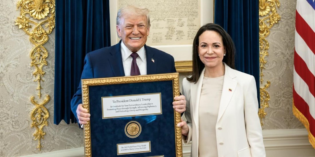 Revelan FOTO de la medalla del Nobel de la Paz que María Corina Machado entregó a Trump.