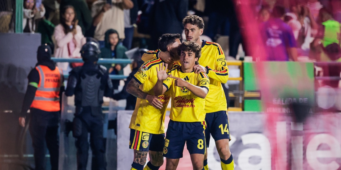 Carlos Álvarez celebra su primer gol como futbolista del América.