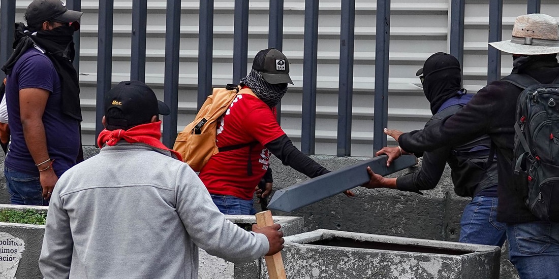 Integrantes de la CNTE durante una protesta frente a las oficinas de la SEP el 3 de junio de 2026