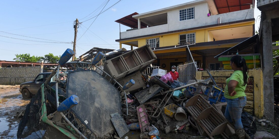 Labores de limpieza en Veracruz, afectado por fuertes lluvias e inundaciones.