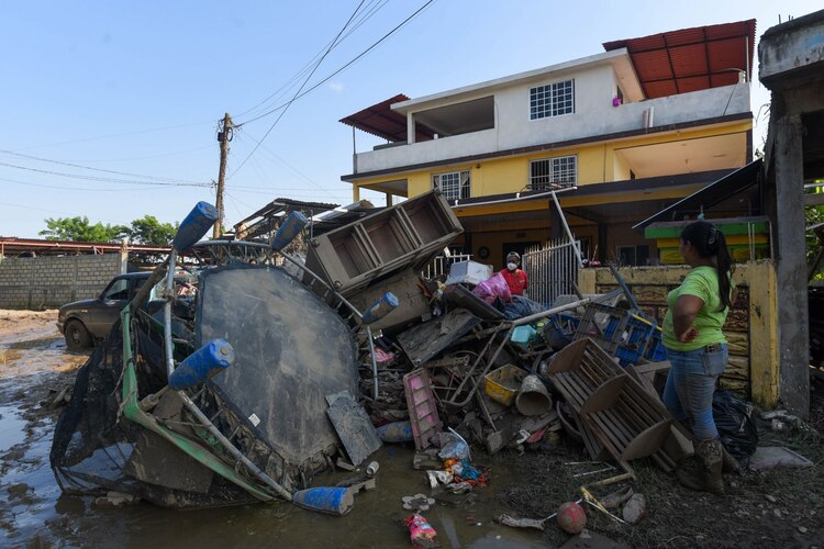 Labores de limpieza en Veracruz, afectado por fuertes lluvias e inundaciones.