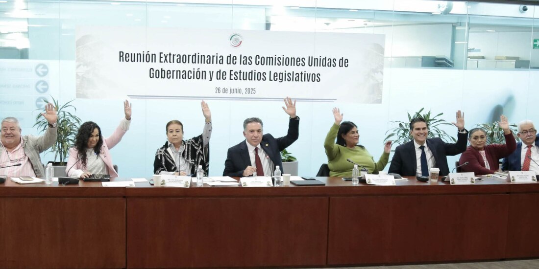 Votación en comisiones unidas de Gobernación y Estudios Legislativos del Senado, ayer.