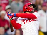 Bryce Harper de los Philadelphia Phillies batea un jonrón de tres carreras en el juego 3 de la Serie Divisional ante los Atlanta Braves