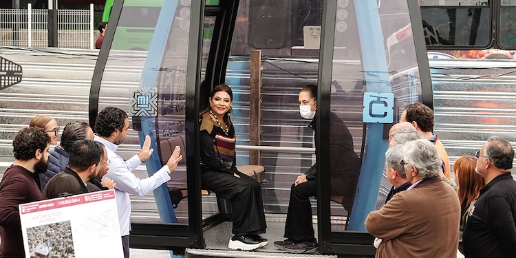 Claudia Sheinbaum (der.) y Clara Brugada, ayer, en una cabina de Cablebús que estará en la Línea 4, de 11 kilómetros.