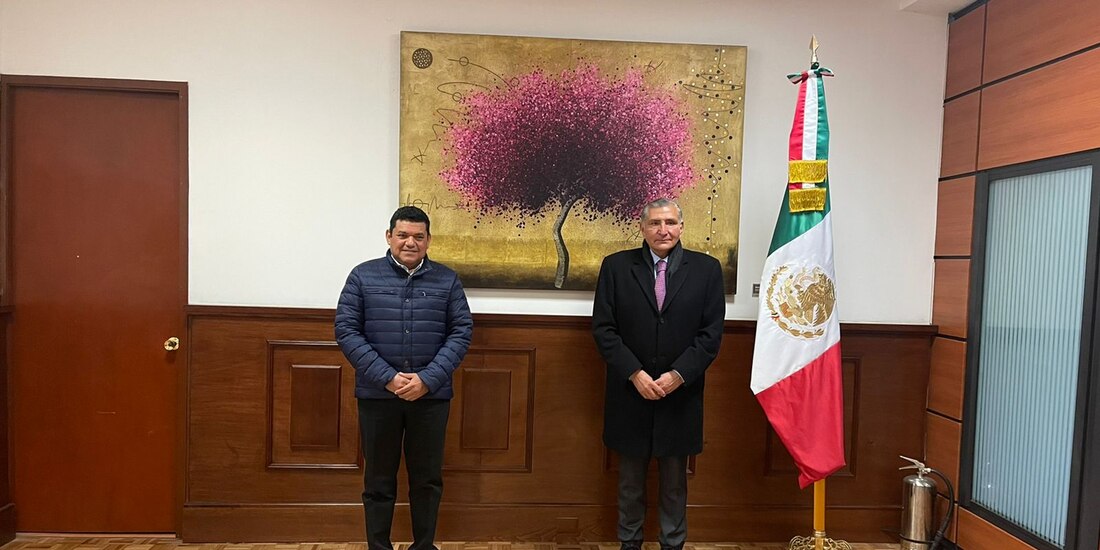 Javier May (izquierda) va a Fonatur.