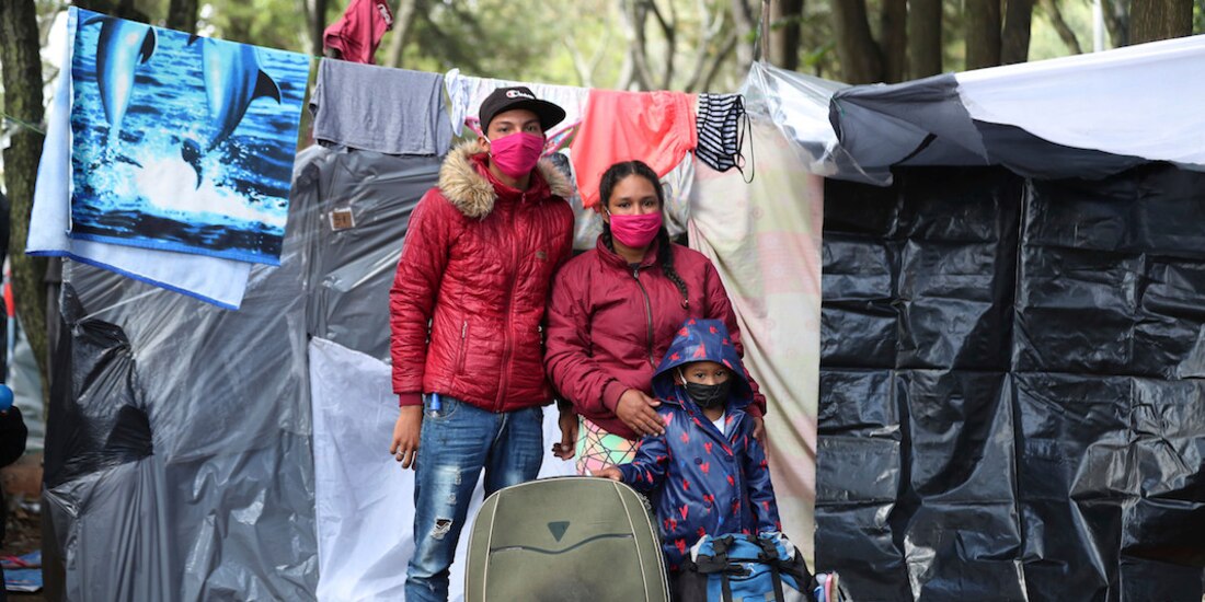 Migrantes venezolanos acampan en un parque de Bogotá, Colombia, tras quedar desempleados a causa de la pandemia de Covid-19, el pasado 9 de junio.