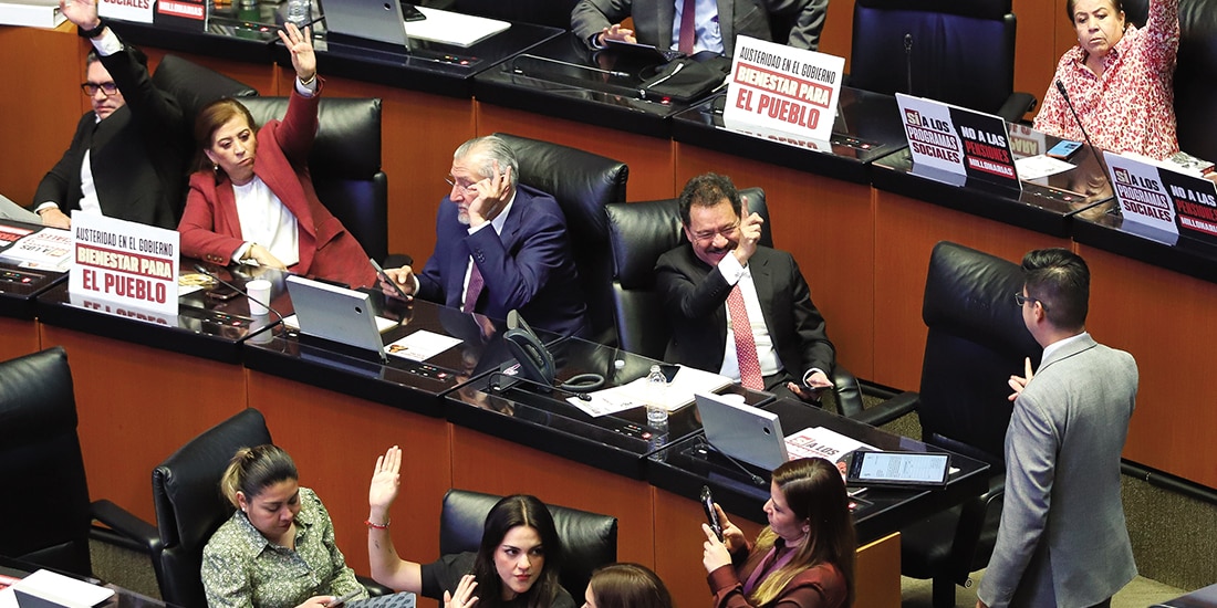 Legisladores de Morena, ayer, durante la votación en el pleno.