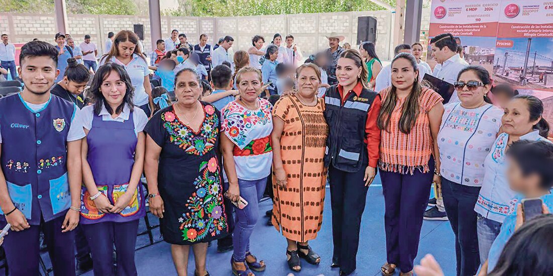 La gobernadora Evelyn Salgado (2.a de der. a izq.), ayer.