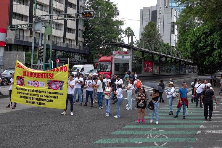 Dueños y trabajadores de restaurantes de la Ciudad de México bloquean ambos Sentidos de la Avenida Insurgentes,