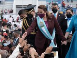 La mandataria Xiomara Castro, con la banda presidencial, saluda a asistentes en el Estadio Nacional de Tegucigalpa, tras su primer acto al frente del gobierno.
