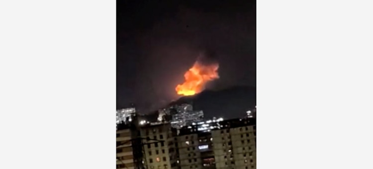 Una columna de humo se eleva durante múltiples explosiones en las primeras horas de la mañana, en Caracas, Venezuela, el 3 de enero de 2026