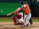 Alex Bregman conecta un doble durante el Juego 5 de la Serie Mundial entre Astros y Phillies.