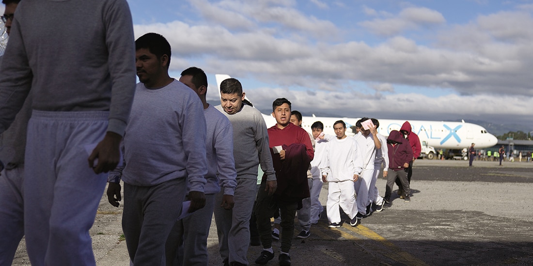 Migrantes deportados por EU llegan al aeropuerto La Aurora, en Guatemala, en diciembre de 2025.