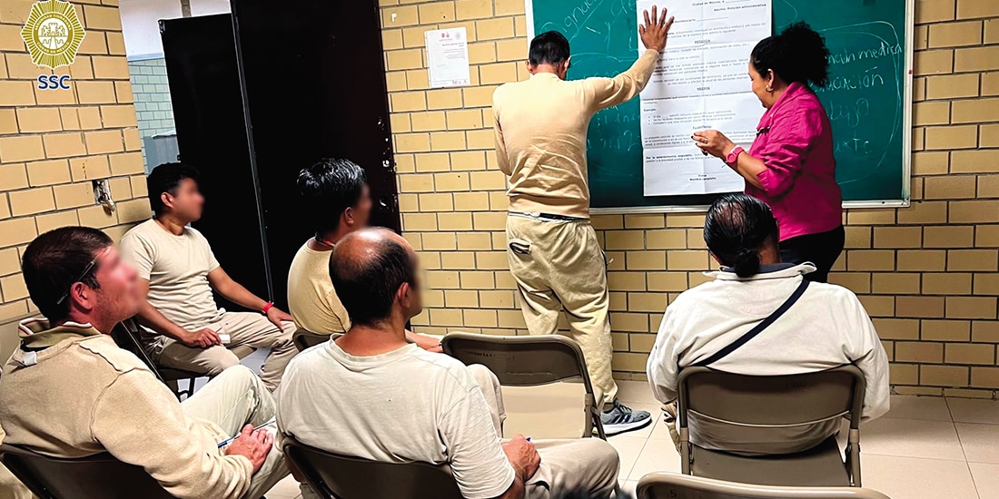 La abogada Noemí Sampedro imparte un taller a personas en prisión, en 2025.