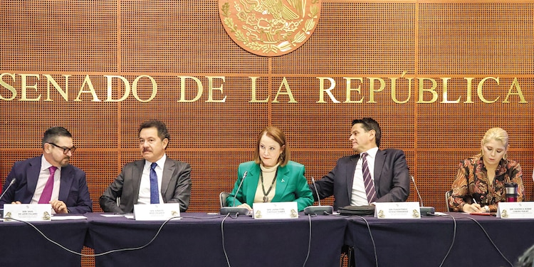 Reunión del grupo parlamentario de Morena en el Senado, encabezada por Ignacio Mier y Laura Itzel Castillo, ayer.