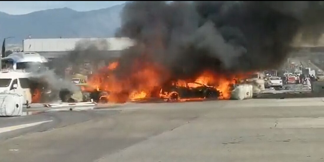 Tras el accidente, la autopista México-Puebla, se encuentra cerrada a la circulación en ambos sentidos.