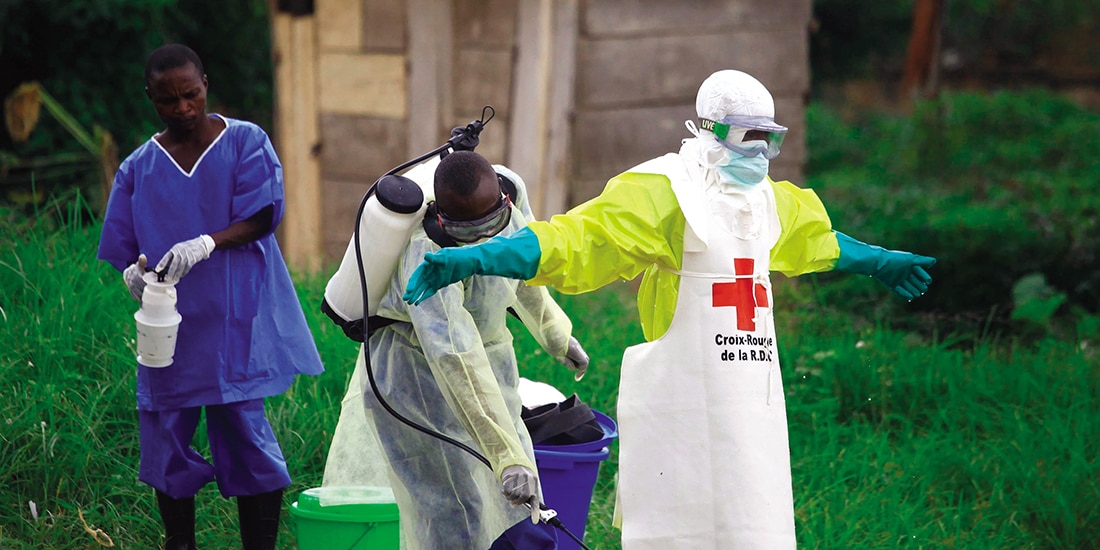 UN trabajador sanitario desinfecta a otro en el Congo, en una foto de archivo.