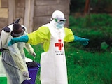UN trabajador sanitario desinfecta a otro en el Congo, en una foto de archivo.