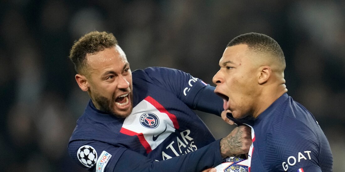 El brasileño celebra con Mbappe una anotación en Cahmpions League el año pasado.