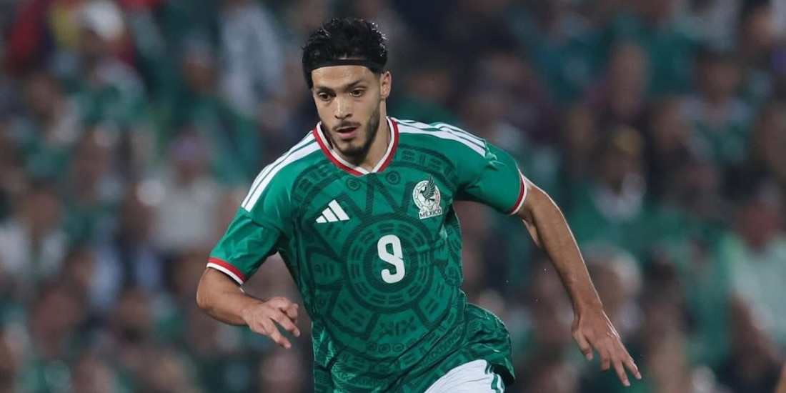 Raúl Jiménez en un partido con la Selección Mexicana