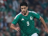 Raúl Jiménez en un partido con la Selección Mexicana