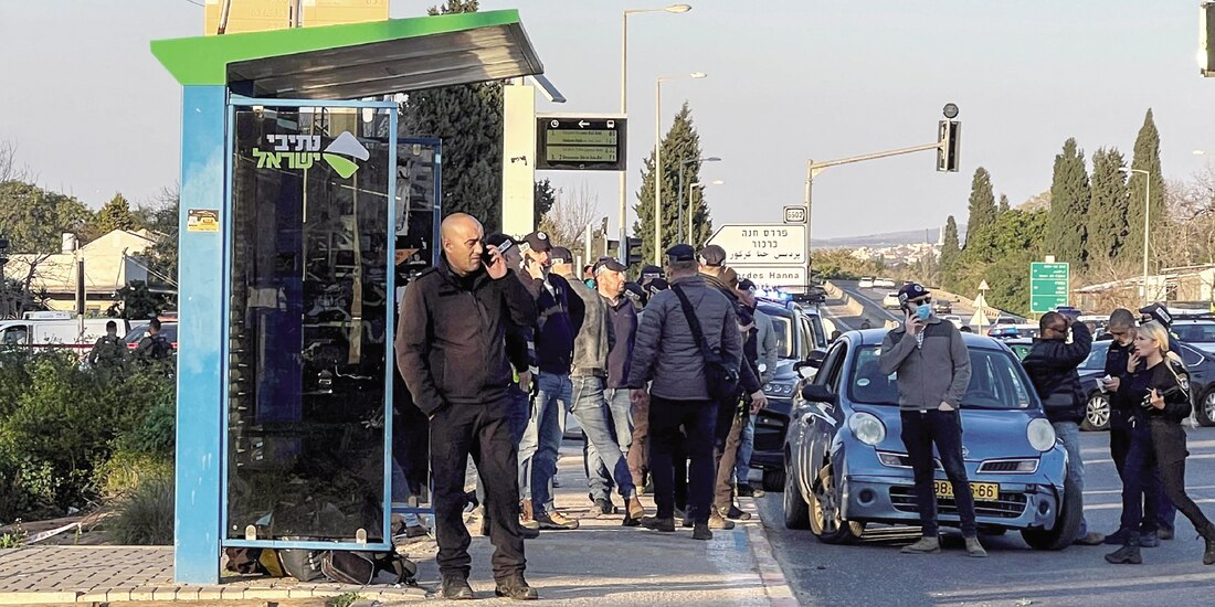 Agentes investigan el ataque ocurrido ayer en la región de Pardes Hanna.