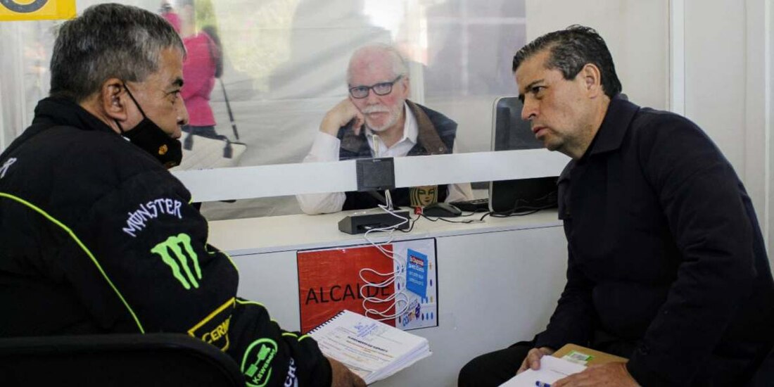 Desde las 7:00 horas, decenas de personas hicieron fila para que fueran atendidos sus problemas en el Miércoles Contigo.